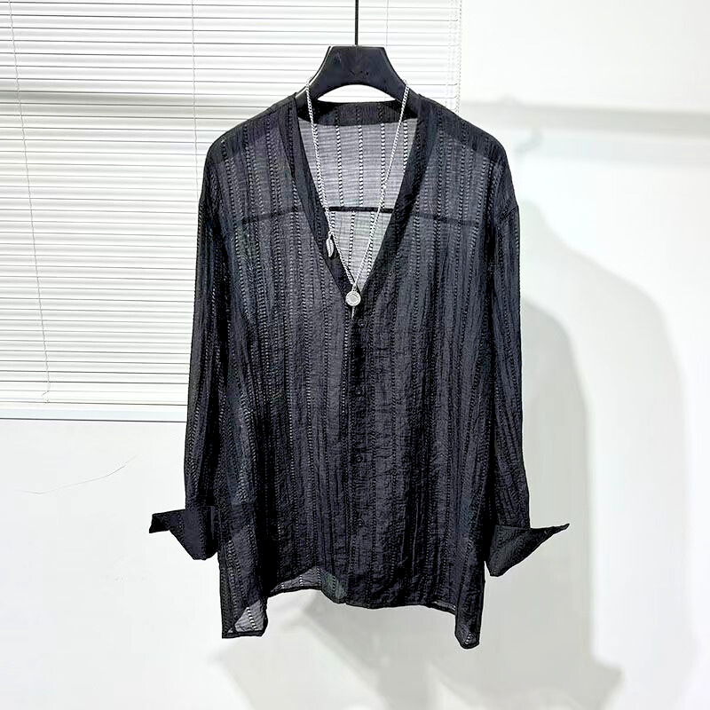 ブラックのシアーシャツの全体シルエット(吊り画像)
