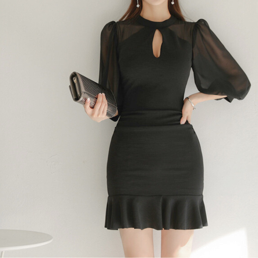 シアー袖ブラックミニワンピースを立ち姿で見せた上品な着用イメージ