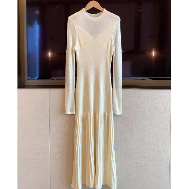 ハンガーにかかったシアースリーブマーメイドニットワンピース(アイボリー)