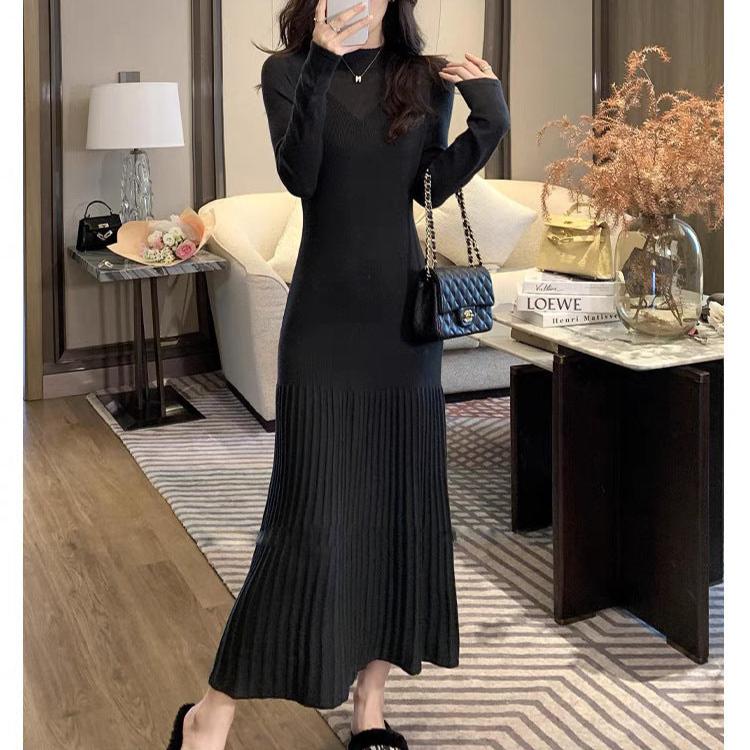 シアースリーブマーメイドニットワンピース(ブラック)を着た女性の全身