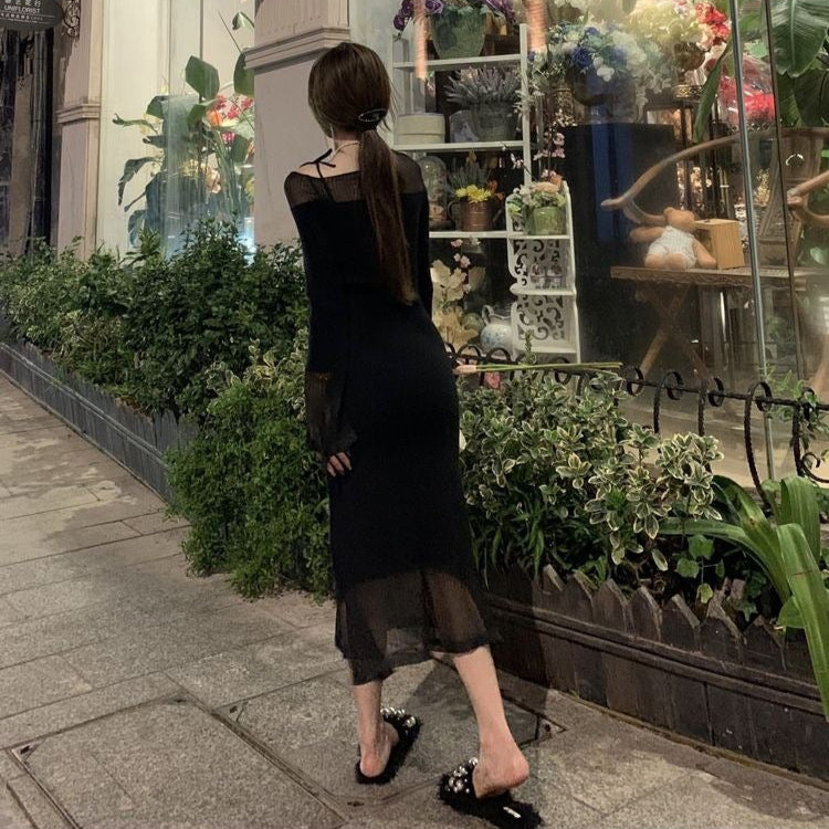 上品な透け感が際立つブラックリブワンピース(ブラック・後ろ姿)