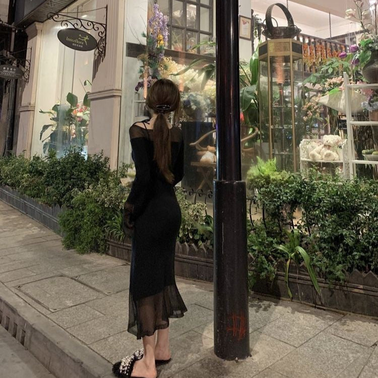 ふんわり広がるフレアヘムのブラックワンピース(ブラック)