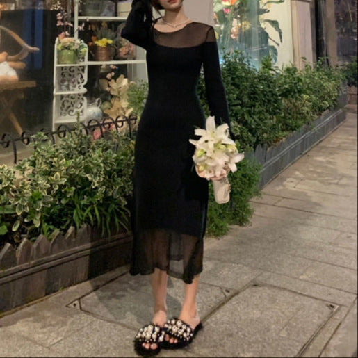 夜景に映えるシアーデザインのブラックニットワンピース(ブラック・夜)