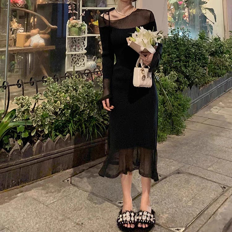 夜の街に映えるブラックのシアーニットワンピース(ブラック・屋外)