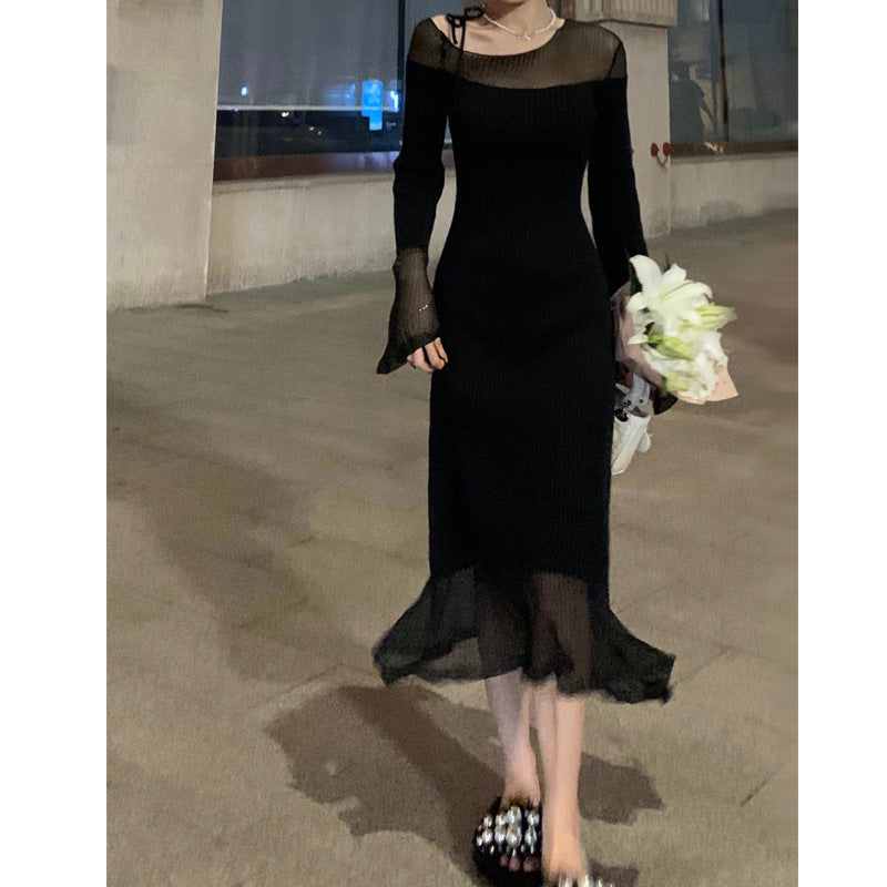 透明感あふれるブラックのシアーニットワンピース(ブラック・歩く姿)