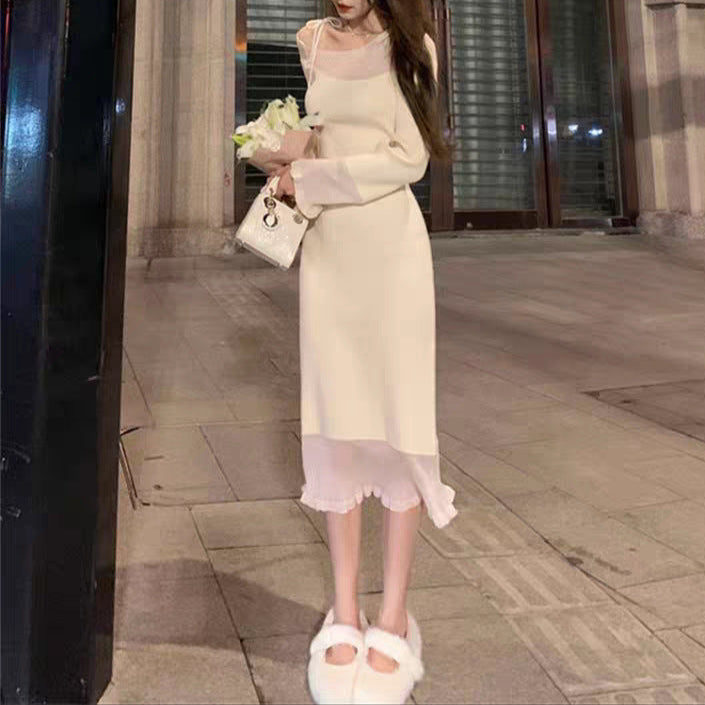 フェミニンなホワイトリブワンピースの全身ショット(ホワイト・全身)