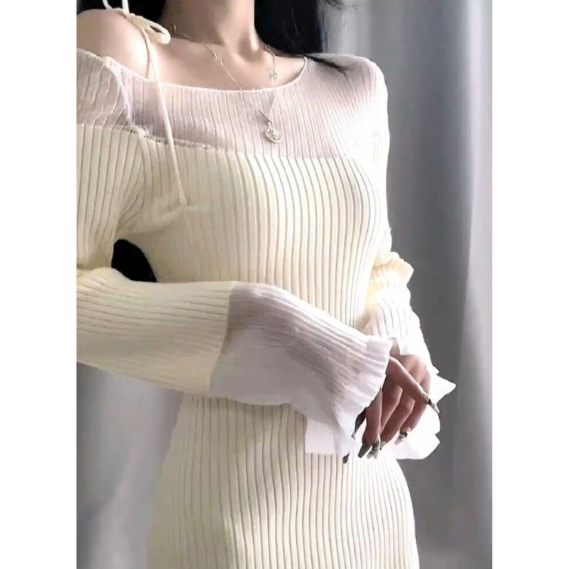 肩紐付きのエレガントなデザインが特徴のリブニットワンピース(ホワイト・肩アップ)