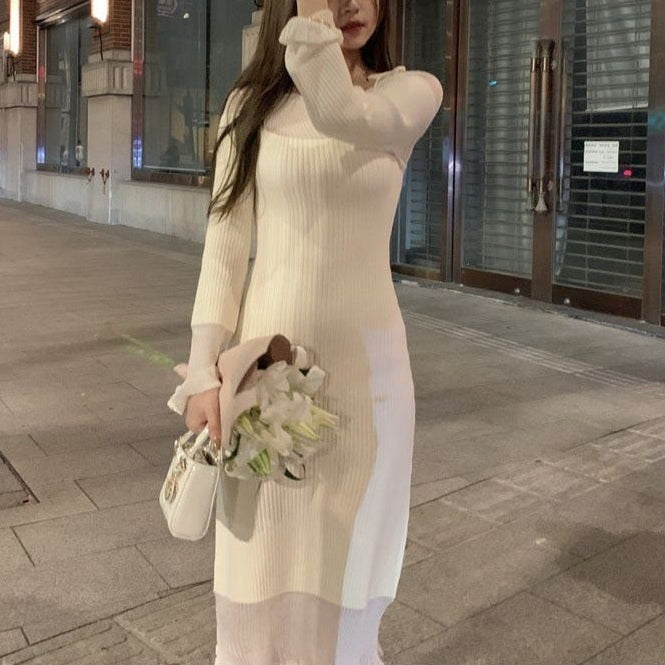 上品な透け感を持つオフショルダーニットワンピース(ホワイト・上半身アップ)