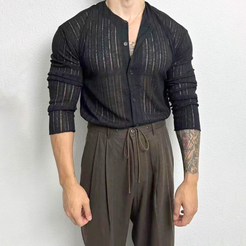 ブラックカーディガンをタックインして着こなす男性