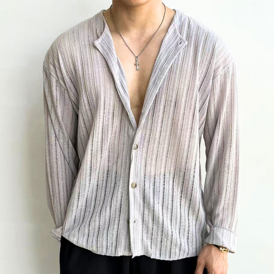 透かし編みサマーニットシアーカーディガンを正面から着用した男性