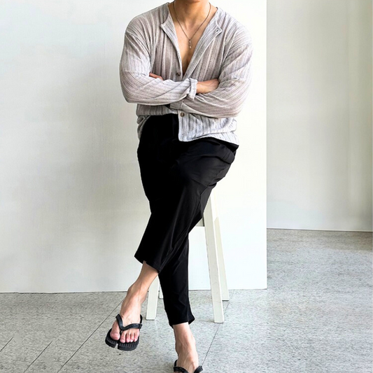 脱力感のある着こなしでカーディガンを羽織る男性の全身