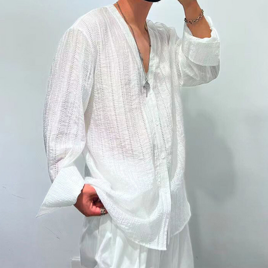 ホワイトのシアーシャツをざっくり羽織った正面コーデ