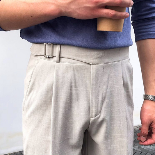 サイドバックルが特徴のアイボリーショートパンツ ディテール