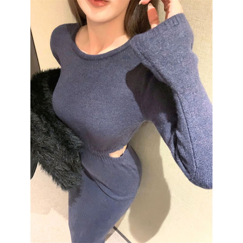 フィット感のあるブルーのサイドカットワンピース(寄り)