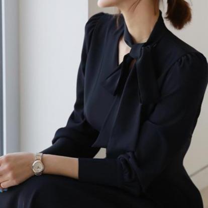 モデル着用のネイビーワンピース(横向き)