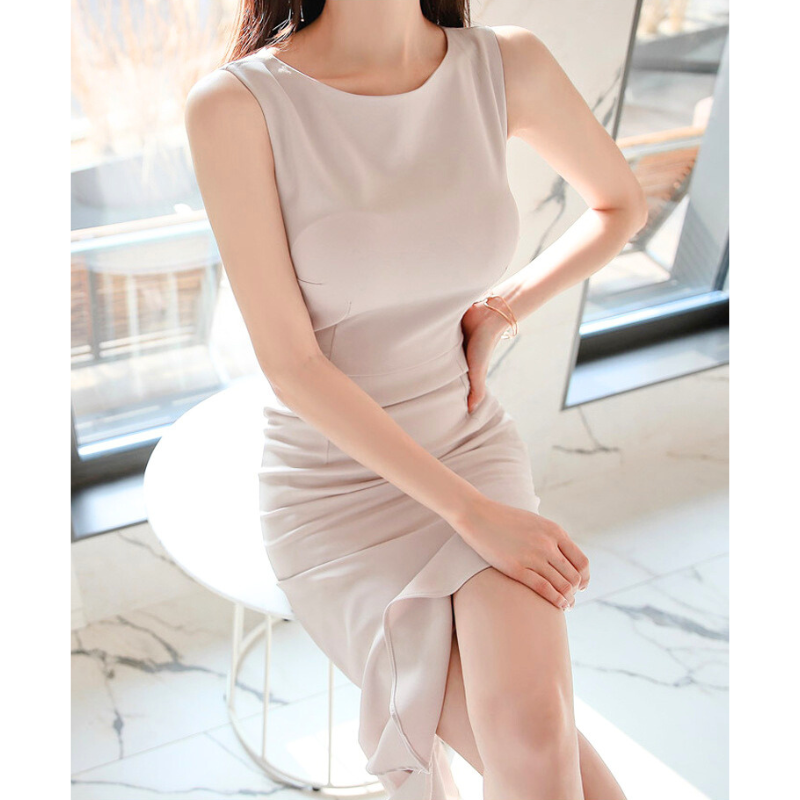 サイドからの角度で見えるウエストラインと裾の流れ、スタイルアップ効果も