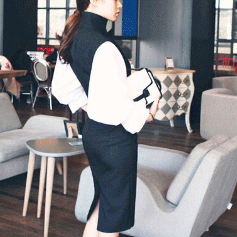 サイドから見たブラックジャンパーワンピースとブラウスの組み合わせ