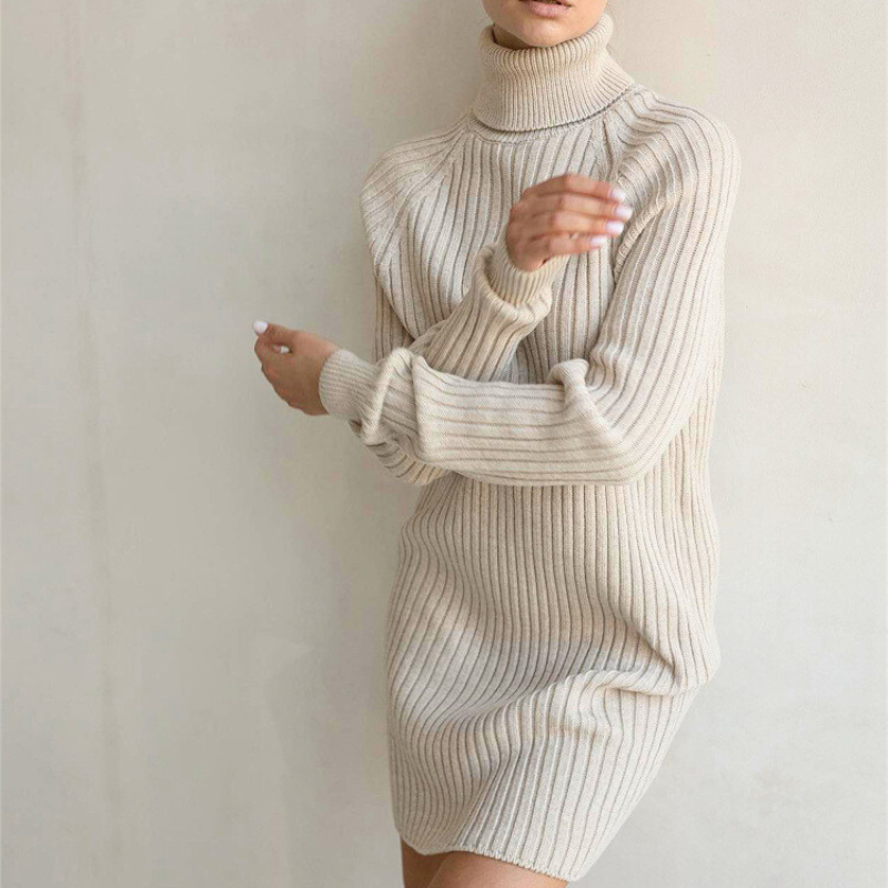 サイドポーズで脚ラインが綺麗に見えるミニ丈ワンピ