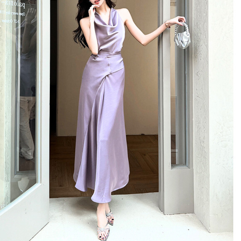 サテンの光沢が美しいホルターネックワンピースを着こなす女性(ラベンダー)