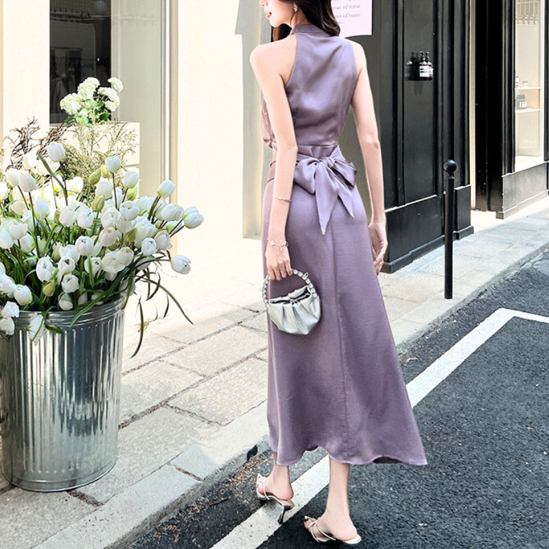 バックリボンが印象的なパープルのホルターネックワンピース後ろ姿