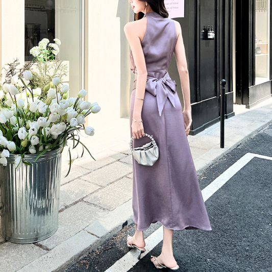 バックリボンが印象的なパープルのホルターネックワンピース後ろ姿