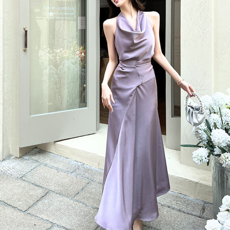 パープルのドレープデザインワンピースが美しい立ち姿