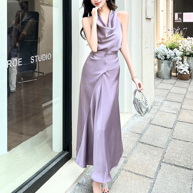 光沢感が美しいパープルのシルクサテンワンピースを着た女性が歩く姿