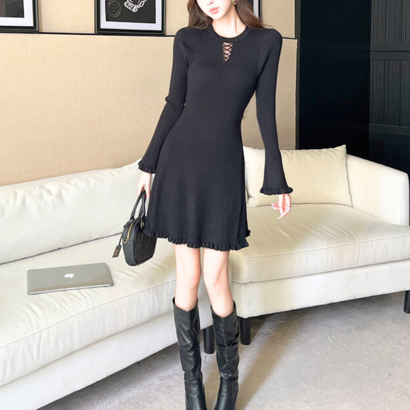 シンプルで華やかな黒ワンピースコーデ デートや女子会におすすめ