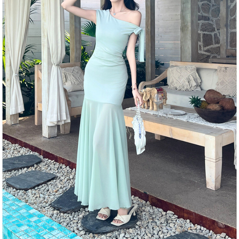 ノースリーブでも色っぽく決まるミントワンピース