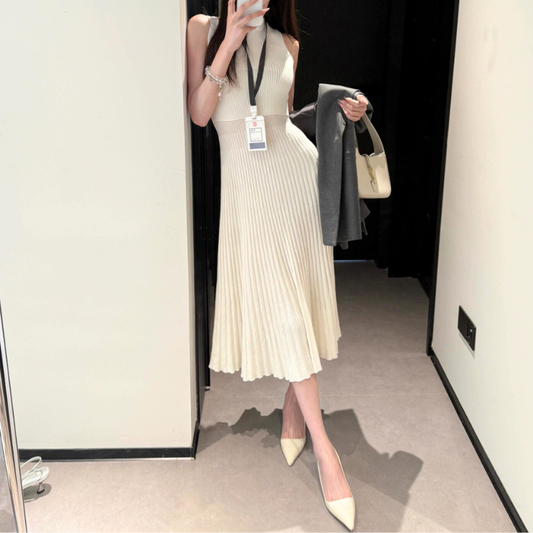 男ウケも狙えるアイボリーのノースリーブニットワンピースコーデ(全身)