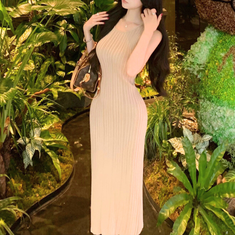 夏の街歩きや旅行コーデにぴったりなノースリーブニットワンピ