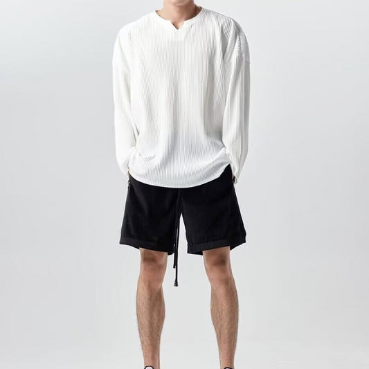 白のスリットネックトップス×黒ショートパンツの全身コーデ