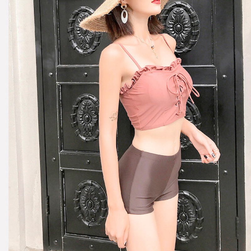 女性らしい丸みを演出するショートパンツスタイル