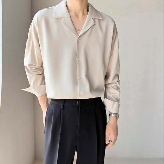 春夏向け白シャツを着こなす男性の立ち姿(ベージュ)