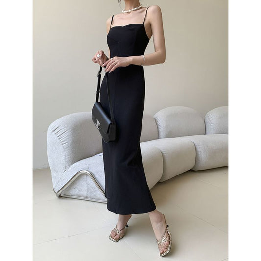 ブラックのスクエアネックキャミワンピース正面全身。背中魅せと程よいタイト感で男ウケ度UP