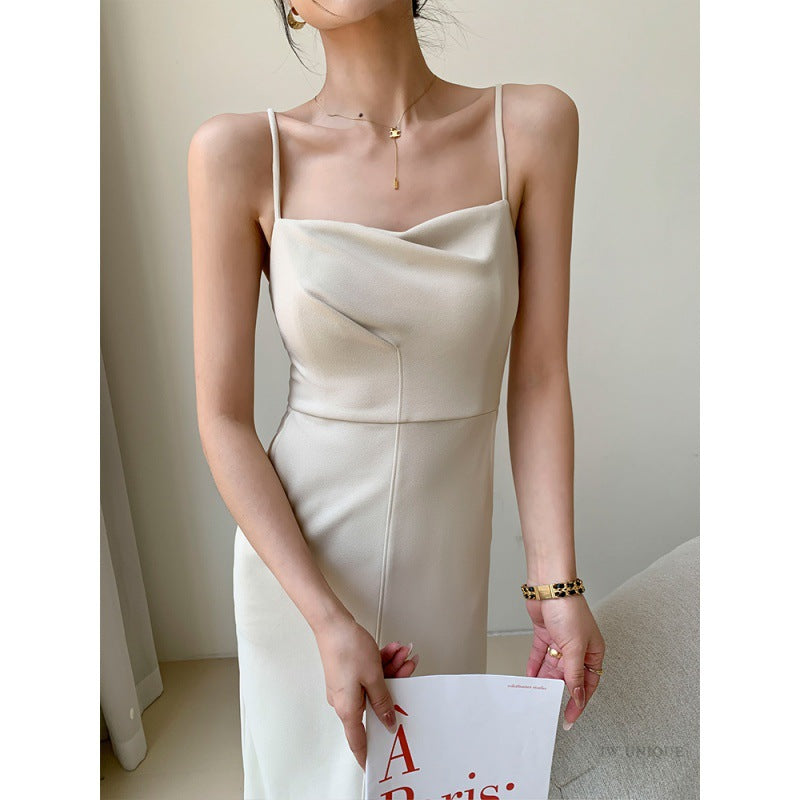 ホワイトワンピースの胸元アップ。スクエアネック&ドレープ風デザインで鎖骨をきれいに魅せる