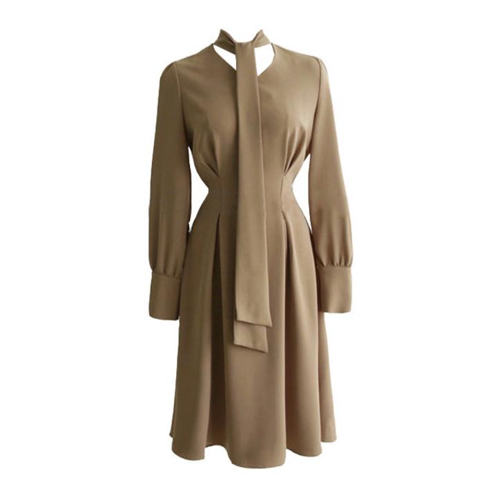 商品単体のワンピース写真(ベージュ)