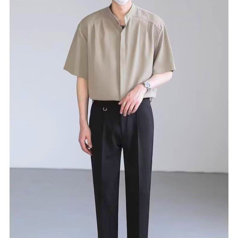 黒スラックスと合わせた夏のシャツコーデ(ベージュ)