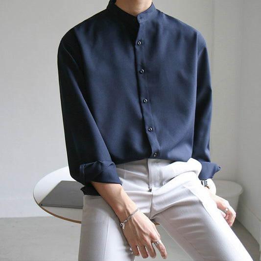 ネイビーのスタンドカラーシャツを白パンツに合わせた座りコーデ