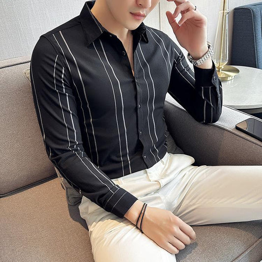 モード感ある黒のストライプ柄フィットシャツを上品に着こなす(前面)