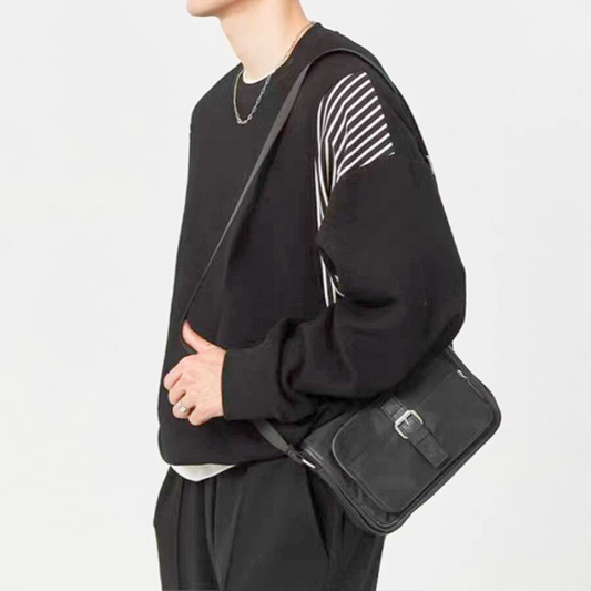 黒のストライプ切替ニットを肩掛けバッグと合わせたコーデ