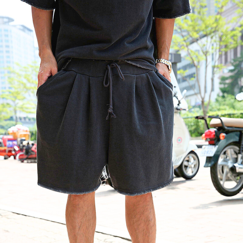 ブラックのハーフパンツを着用した男性(正面)
