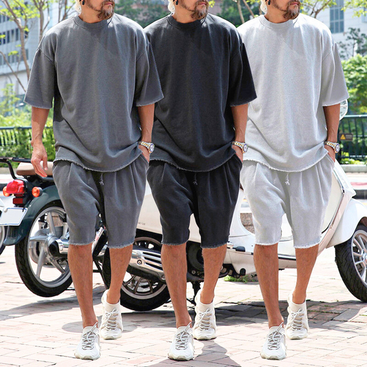 チャコール・ブラック・ライトグレーの3色セットアップを並んで着用した男性たち