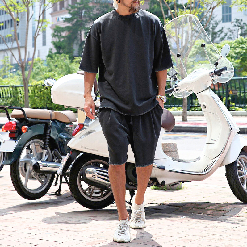 ブラックカラーのナイロン混ビッグTシャツセットアップ(全身)