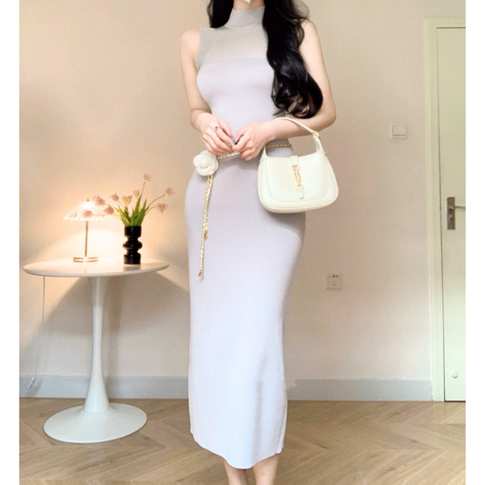 夏のデートに最適なシースルーハイネックニットワンピース(正面全身・グレー)