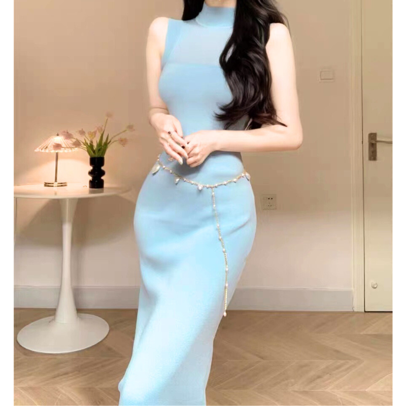 涼感あふれるライトブルーカラーのニットワンピース(正面寄り)