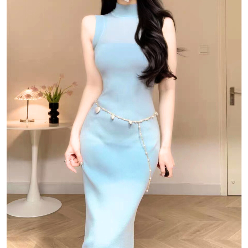 3色展開で楽しめる夏のニットワンピース(正面寄り・ライトブルー)