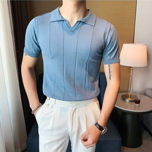 襟付きで上品にまとめたブルーポロの正面立ち姿