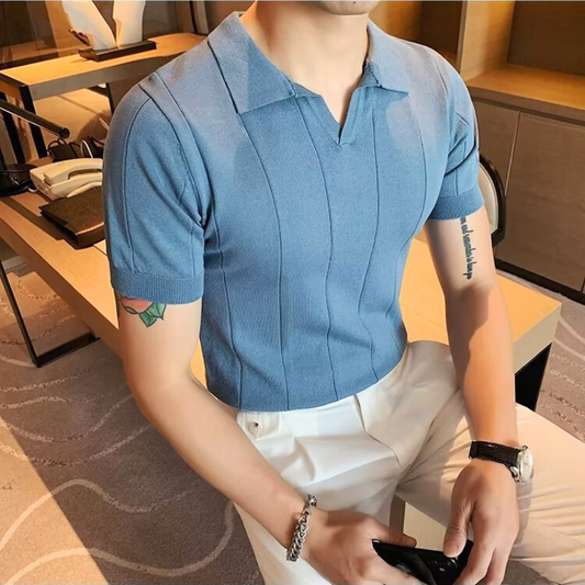 白パンと合わせた涼感ブルーポロの都会的コーデ