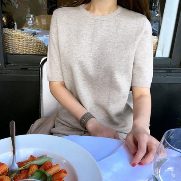 カフェテラスでリラックスする女性(ベージュ)